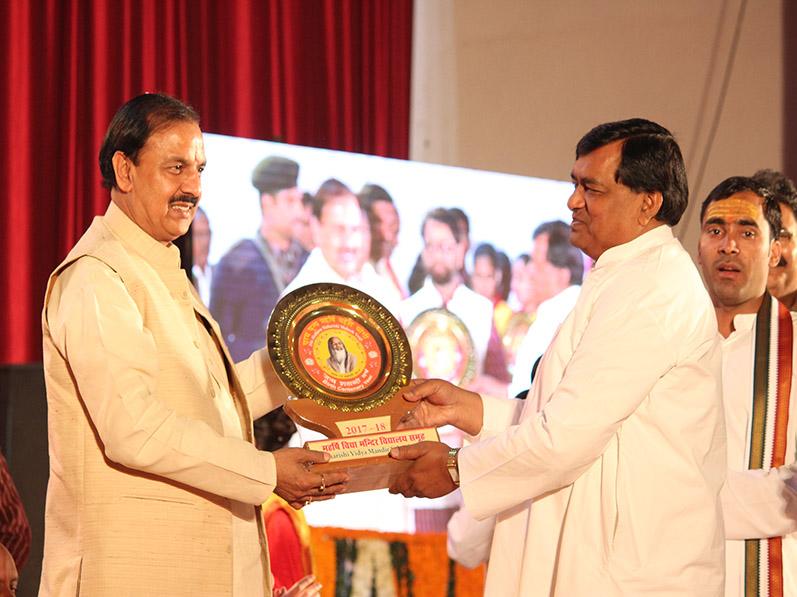 Shri Ajay Prakash Shrivastava presenting memento to Dr. Mahesh Sharma, State
Minister (Independent Charge) of Culture and Tourism, Government of India
